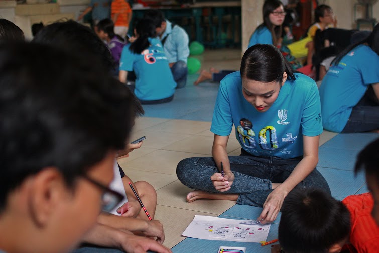 Lan[-]Khuê[-]dạy[-]học[-]cho[-]các[-]em[-]nhỏ[-]ở[-]mái[-]ấm[-]đình[-]Phú[-]Định,[-]Quận[-]6